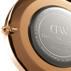 Classic Winchester Rose Goldのケース裏蓋を拡大した画像です。Daniel Wellingtonのロゴやシリアルナンバー、3ATM防水表記が刻印されたステンレススチール製の裏蓋と、ローズゴールドPVDメッキのケース側面やリューズの細部まで確認できます。