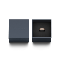 Emalie Ring Desert Sand Rose GoldがダークネイビーのDaniel Wellington専用ギフトボックスに収められたパッケージです。箱の蓋にはゴールドのブランドロゴが箔押しされており、贈り物にぴったりの上品な仕上がりとなっています。