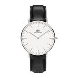 Daniel Wellington Classic Sheffieldの正面画像。シルバーケースにオフホワイトの文字盤を採用し、細いバーインデックスとシルバーの針を配したミニマルなデザインの腕時計です。ブラックの本革ストラップを組み合わせています。