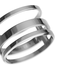 Elan Triad Ring シルバーのクローズアップ画像です。ポリッシュ仕上げの3本のバンドが光を反射し、鏡面のような輝きを放ちます。バンド間に均等に設けられた隙間が生み出す陰影が、立体感と奥行きを際立たせています。