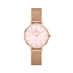 ダニエルウェリントン Petite Melrose Pearlの正面画像です。ピンクマザーオブパールの文字盤にローズゴールドのバーインデックスと細い針を配し、ローズゴールドのメッシュストラップを組み合わせた女性向け腕時計です。