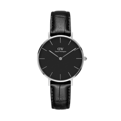 Daniel Wellington Petite Readingの正面画像です。ブラックの文字盤にシルバーのバーインデックスと針が映え、クロコダイル型押しのブラックレザーストラップを合わせた32mmサイズの女性向け腕時計です。