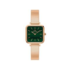 Daniel Wellington Quadro Studio Green Rose Goldの正面画像。深いグリーンのマーブル模様の文字盤にローズゴールドのバーインデックスと針をあしらったスクエアケース。横溝の入ったローズゴールドのピアノ調ストラップを組み合わせた、コンパクトな女性向け腕時計です。