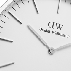 Classic Roselynのオフホワイト文字盤をクローズアップした画像です。シルバーのバーインデックスと針、Daniel Wellingtonのロゴが鮮明に確認でき、シンプルながら上質な文字盤の質感が伝わります。