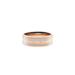 Emalie Ring Desert Sand Rose Goldの正面からの製品画像です。ポリッシュ仕上げのローズゴールドバンドにDaniel Wellingtonのロゴが刻印され、上下にデザートサンドカラーのエナメルラインがあしらわれたミニマルなリングです。
