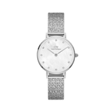 Daniel Wellington Petite Lumine Pressed Piano White MoP Silverの正面画像。白蝶貝の文字盤に12個のクリスタルインデックスを配し、波紋のような凹凸加工が施されたシルバーのPianoメッシュストラップが特徴の28mmレディース腕時計です。