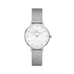 Daniel Wellington Petite Lumine Pressed Piano White MoP Silverの正面画像。白蝶貝の文字盤に12個のクリスタルインデックスを配し、波紋のような凹凸加工が施されたシルバーのPianoメッシュストラップが特徴の28mmレディース腕時計です。