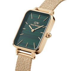 Quadro Pressed Evergold Green Goldを斜めからとらえたクローズアップ画像です。光の当たり方で濃淡が変化するグリーンの縞模様の文字盤と、プレス加工された角型のゴールドケース、細やかな編み目のメッシュストラップのディテールがご覧いただけます。