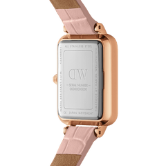 Daniel Wellington Quadro Pressed Rougeの裏蓋を撮影した画像です。ステンレススチール製の裏蓋にはブランドロゴやシリアルナンバー、3ATM防水表記が刻印されています。また、ローズゴールドケースの仕上げやヌードピンクのレザーストラップとの接続部分もご確認いただけます。
