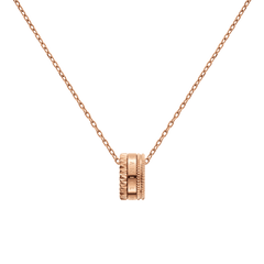 Elevation Necklaceのローズゴールド全体像です。細身のケーブルチェーンの中央に、スタッズパターンとブランドロゴが施された三層構造のリング型ペンダントが下がっています。立体的なディテールが光を受けて、美しい陰影を描き出します。