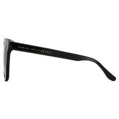 Grande Bio-Acetate Blackは、サイドから見ても洗練された佇まいのサングラスです。艶のあるブラックのバイオアセテート製テンプルには、ゴールドでDaniel Wellingtonのブランド名が刻印されており、上品なディテールが際立ちます。