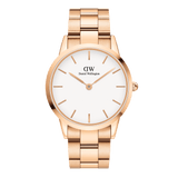 Daniel WellingtonのIconic Link Rose Goldを正面から撮影した商品画像です。オフホワイトの文字盤にローズゴールドのバーインデックスと針が映え、サテンとポリッシュ仕上げを組み合わせた3ピースリンクブレスレットが上品な佇まいを見せています。