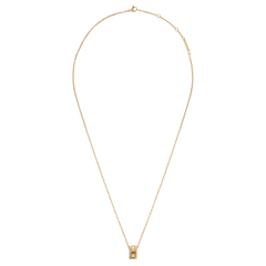 ダニエルウェリントン Elevation Necklace Goldの全体像。細身のゴールドケーブルチェーンに、テクスチャーを施したリングペンダントが下がり、チェーンの後部にはブランドプレートとアジャスターが付いています。
