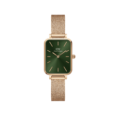 Daniel Wellington Quadro Pressed Melrose Emeraldの正面画像。エメラルドグリーンのサンレイ仕上げ文字盤にローズゴールドのバーインデックスが映え、角に丸みを帯びたレクタンギュラーケースとローズゴールドのプレスメッシュストラップが上品な印象を演出しています。