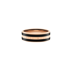 ダニエルウェリントン Emalie Ring Rose Gold Blackの正面画像です。ローズゴールドのリングにブラックエナメルのラインが2本並び、中央には同色でダニエルウェリントンのロゴが刻印されています。