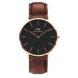 Daniel WellingtonのClassic St Mawes Black Rose Goldを白背景で撮影した全体像です。ブラックダイヤルとローズゴールドケースの組み合わせに、経年変化を感じさせるダークブラウンのレザーストラップが温かみのあるコントラストを演出しています。
