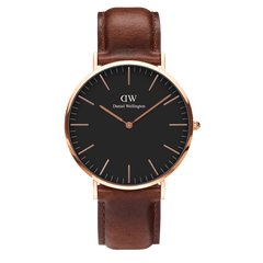 Daniel WellingtonのClassic St Mawes Black Rose Goldを白背景で撮影した全体像です。ブラックダイヤルとローズゴールドケースの組み合わせに、経年変化を感じさせるダークブラウンのレザーストラップが温かみのあるコントラストを演出しています。