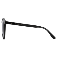 Arch Bio-Acetate Blackサングラスのサイドビューです。ブラックのバイオアセテート素材のテンプル部分には、ゴールドでDaniel Wellingtonのブランド名が刻印されています。