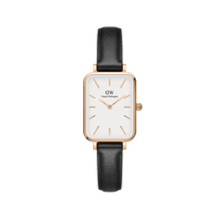 Daniel Wellington Quadro Pressed Sheffieldの正面画像。ローズゴールドのスクエアケースにオフホワイトの文字盤を配し、ローズゴールドのバーインデックスと針で上品に仕上げた女性向け腕時計です。ブラックレザーストラップとの組み合わせで、シックな印象にまとまっています。