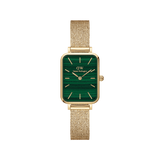 Daniel Wellington Quadro Pressed Evergold Green Goldの正面画像。マラカイトを思わせる深みのあるグリーンの文字盤に、ゴールドのバーインデックスが映えるレクタングルケース。ゴールドのプレスメッシュストラップを合わせた、女性向けの腕時計です。