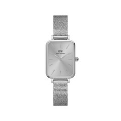 Daniel Wellington Quadro Pressed Unitone Silverの正面画像。シルバーのサンレイダイヤルにバーインデックスを配したレクタンギュラーケースと、細やかな編み目のメッシュストラップをワントーンでまとめた女性向け腕時計です。