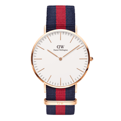Daniel Wellington Classic Oxford Rose Goldの正面画像。ネイビーとレッドのストライプがアクセントのNATOストラップに、ローズゴールドのケースとオフホワイトの文字盤、バーインデックスを組み合わせたミニマルなデザインです。
