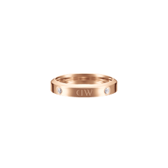 Classic Lumine Ring Rose Goldを正面から捉えたクローズアップ画像です。リングの中央にはエッチングされたロゴが、その両側にはフラットに埋め込まれたクリスタルが輝いています。