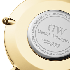 Classic Sheffield Goldのケース裏蓋をクローズアップ。Daniel Wellingtonのロゴやシリアルナンバー、3ATM防水の刻印が施されたシルバーの裏蓋と、光沢のあるゴールドケースのリューズが確認できます。