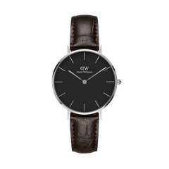 Daniel Wellington Petite Yorkの正面画像。ブラックの文字盤にシルバーのバーインデックスと針が映え、ダークブラウンのクロコダイルエンボスレザーストラップを合わせた32mmの女性用腕時計です。