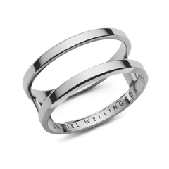Daniel WellingtonのElan Dual Ringは、シルバーカラーのダブルリングデザインが特徴です。2本のリングが平行に配され、ポリッシュ仕上げのステンレススチールが美しい輝きを放ちます。内側にはブランドロゴが刻印されています。