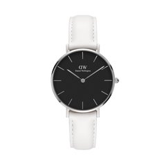 Daniel Wellington Petite Bondi Black Silverの正面画像。ブラックの文字盤にシルバーのバーインデックスと針を配した、32mmサイズの腕時計です。ホワイトレザーストラップとのコントラストが際立ち、上品な印象に仕上がっています。
