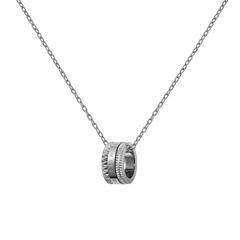 Daniel WellingtonのElevation Necklaceは、シルバーペンダントが印象的なデザインです。ピラミッド型のスタッズパターンがあしらわれたリングモチーフと、ブランドロゴが刻印されたポリッシュ加工のバンドが特徴のケーブルチェーンネックレスです。