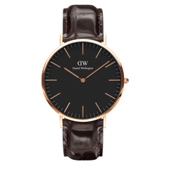 Daniel Wellington Classic York Black Rose Goldの正面画像。ブラックの文字盤にローズゴールドのバーインデックスと針が映え、ダークブラウンのクロコダイル型押しレザーストラップを合わせた40mmのメンズ腕時計です。