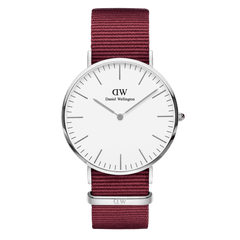 Daniel Wellington Classic Roselynの正面画像。シルバーケースにオフホワイトの文字盤、ルビーレッドのNATOストラップを合わせたミニマルデザインの腕時計です。