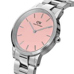 Iconic Link Blush Silverを斜めから捉えたクローズアップ画像です。ブラッシュピンクの文字盤とシルバーケースのコントラスト、リューズの細部、そして鏡面仕上げとサテン仕上げが交互に並ぶリンクブレスレットの質感が際立ちます。