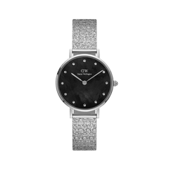 Daniel Wellington Petite Lumine Pressed Piano Black MoP Silverの正面画像。ブラックマザーオブパールの文字盤に12個のクリスタルインデックスを配し、プレス加工による立体的な凹凸が特徴のシルバーメッシュストラップをあしらった28mmのレディースウォッチです。