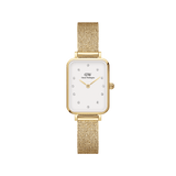 Daniel Wellington Quadro Lumine Pressed Evergoldの正面画像。ゴールドのレクタンギュラーケースにオフホワイトの文字盤を配し、12個のクリスタルインデックスで上品に彩られたレディース腕時計です。ゴールドメッシュストラップとの組み合わせで、エレガントな印象に仕上げています。