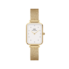 Daniel Wellington Quadro Lumine Pressed Evergoldの正面画像。ゴールドのレクタンギュラーケースにオフホワイトの文字盤を配し、12個のクリスタルインデックスで上品に彩られたレディース腕時計です。ゴールドメッシュストラップとの組み合わせで、エレガントな印象に仕上げています。