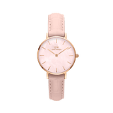 Daniel Wellington Petite Rougeの正面画像。ピンクマザーオブパールの文字盤がローズゴールドケースに映え、ヌードピンクのクロコダイル型押しレザーストラップを合わせた女性向け腕時計です。