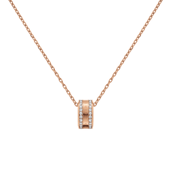 Elan Lumine Necklaceのローズゴールドペンダント部分をクローズアップした画像です。ロゴが刻まれた中央のバンドを挟んで並ぶクリスタルの輝きと、ローズゴールドの上品な色合いが際立っています。
