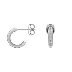Elan Earringsは、シルバーの背面ディテールが特徴的なデザインです。バタフライキャッチの留め具と、側面に刻印されたDaniel Wellingtonのブランドロゴが確認できるアングルから、ポリッシュ仕上げのミニマルなCシェイプが美しく際立ちます。