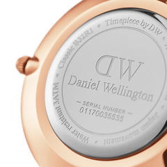 Petite Cornwallの裏蓋をクローズアップ。Daniel Wellingtonのロゴやシリアルナンバー、3ATM防水表記が刻印されたステンレススチール製ケースバックと、ローズゴールドケースの美しい曲線がご覧いただけます。
