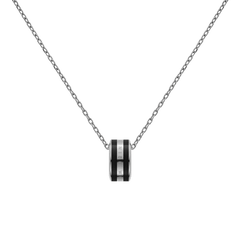 Emalie Necklace Silver Blackのペンダント部分をクローズアップした画像です。中央のシルバーバンドにはDaniel Wellingtonのブランド名が刻印され、ブラックエナメルとのコントラストが美しい三層構造のリングデザインとなっています。