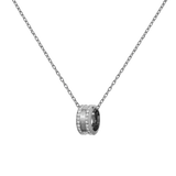 Daniel WellingtonのElan Lumine Necklaceシルバーカラーの全体像です。ポリッシュ仕上げのリングペンダントには2列のクリスタルとブランドロゴの刻印が施され、細身のケーブルチェーンでシンプルながら上品なデザインに仕上げています。