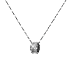 Daniel WellingtonのElan Lumine Necklaceシルバーカラーの全体像です。ポリッシュ仕上げのリングペンダントには2列のクリスタルとブランドロゴの刻印が施され、細身のケーブルチェーンでシンプルながら上品なデザインに仕上げています。
