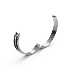 Emalie Infinite Silver Blackバングルのヒンジ部分を開いた状態の画像です。シルバーのステンレススチールの外側と、内側に施されたブラックエナメルの2本のラインが確認でき、継ぎ目のない滑らかな曲線が際立っています。