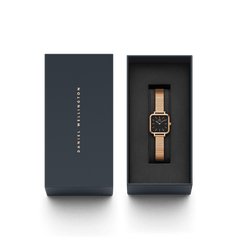 Quadro Studio Black Rose Goldがダークネイビーのギフトボックスに収められています。箔押しのブランドロゴが施された蓋と、ブラックのクッションに丁寧にセットされた本体が並び、贈り物にぴったりの上品なパッケージです。
