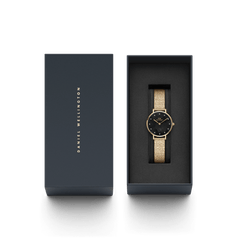 Petite Lumine Pressed Piano Black MoP Goldがダークネイビーのブランドギフトボックスに収められた様子です。箱の蓋にはDaniel Wellingtonのロゴがゴールドで刻印されており、贈り物にぴったりの上品なパッケージです。