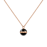Daniel WellingtonのAspiration Necklaceは、ローズゴールドのチェーンにブラックセラミックの球体ペンダントがあしらわれたデザインです。中央のローズゴールドバンドにはブランドロゴが刻印されています。