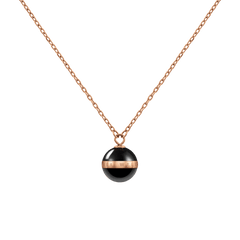 Daniel WellingtonのAspiration Necklaceは、ローズゴールドのチェーンにブラックセラミックの球体ペンダントがあしらわれたデザインです。中央のローズゴールドバンドにはブランドロゴが刻印されています。